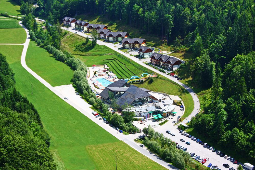 Pohled na komplex hotelu Eco Resort Spa Snovik 4*, Slovinsko.