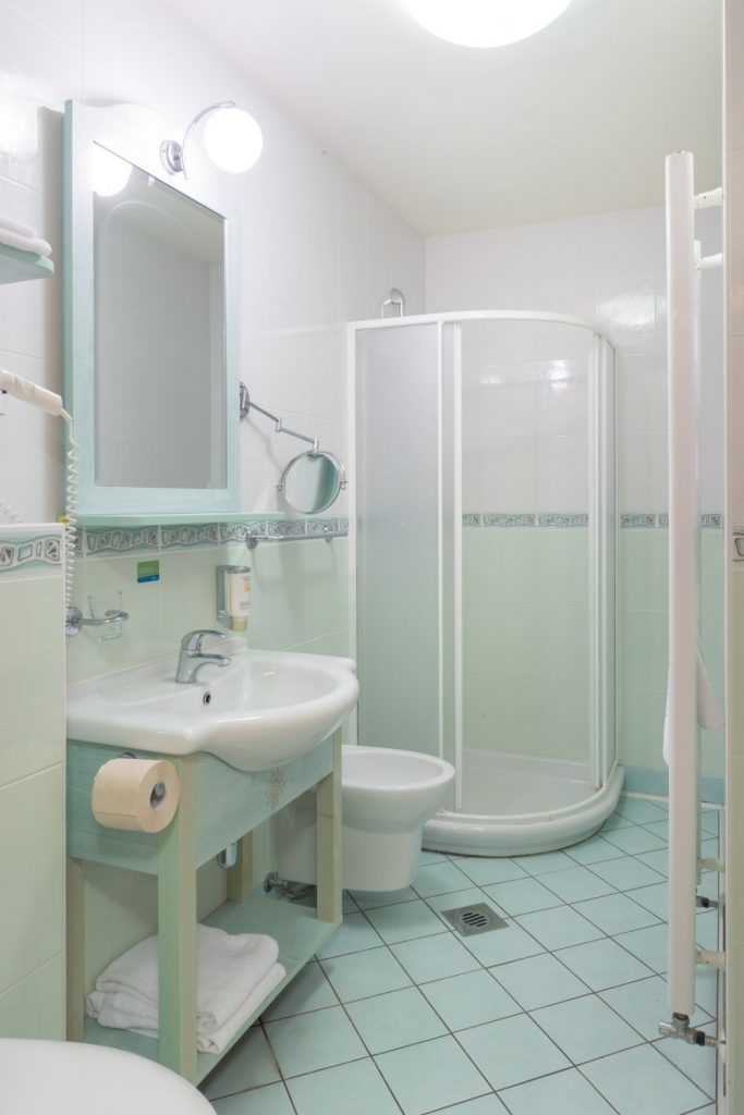 Koupelna a její vybavení v hotelu Eco Resort Spa Snovik 4*, Slovinsko.