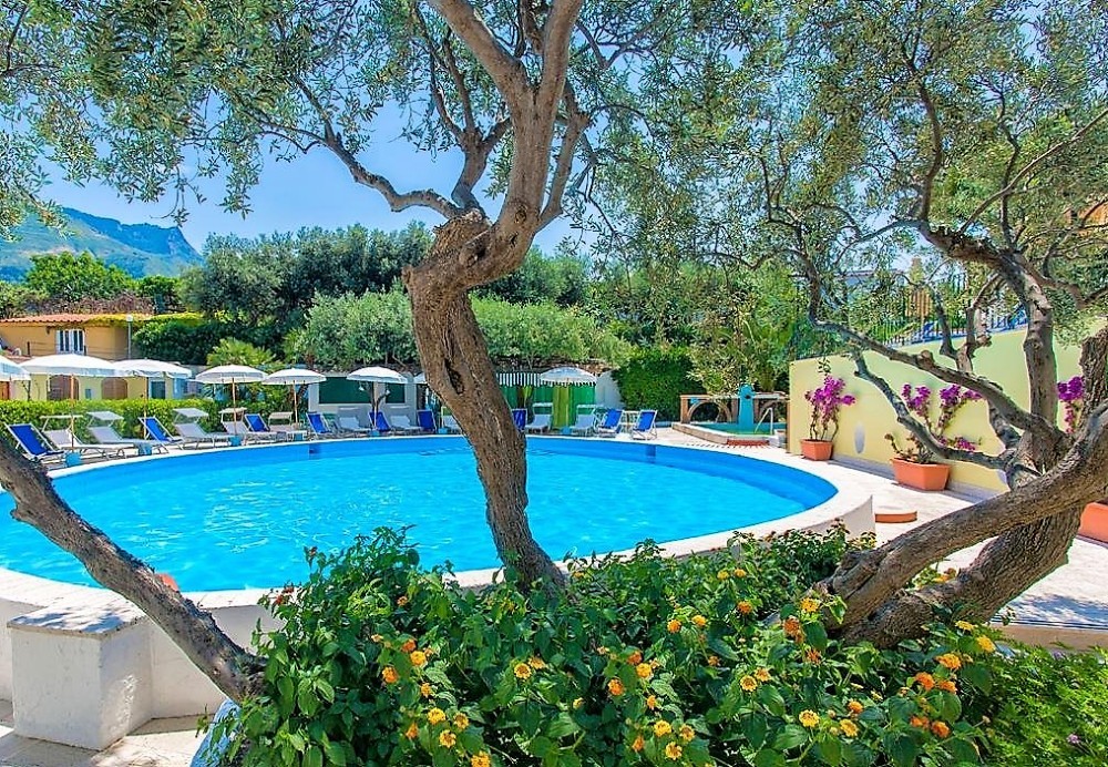 15. Venkovní bazén hotelu La Scogliera 4* | Ischia