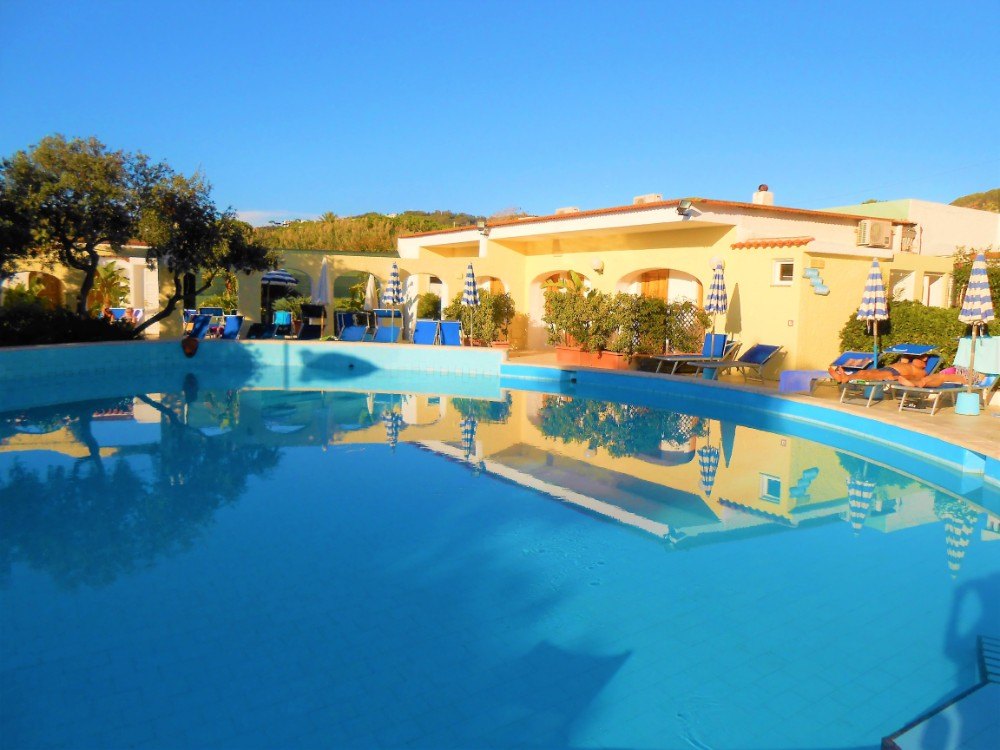 16. Venkovní bazén hotelu La Scogliera 4* | Ischia