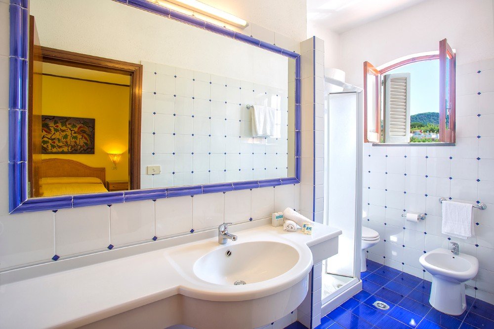 5. Koupelna ve dvoulůžkovém pokoji hotelu La Scogliera 4* | Ischia