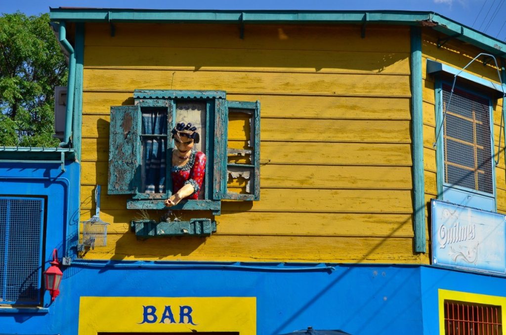 Barevné domky v umělecké čtvrti La Boca v Buenos Aires, hlavním městě Argentiny.