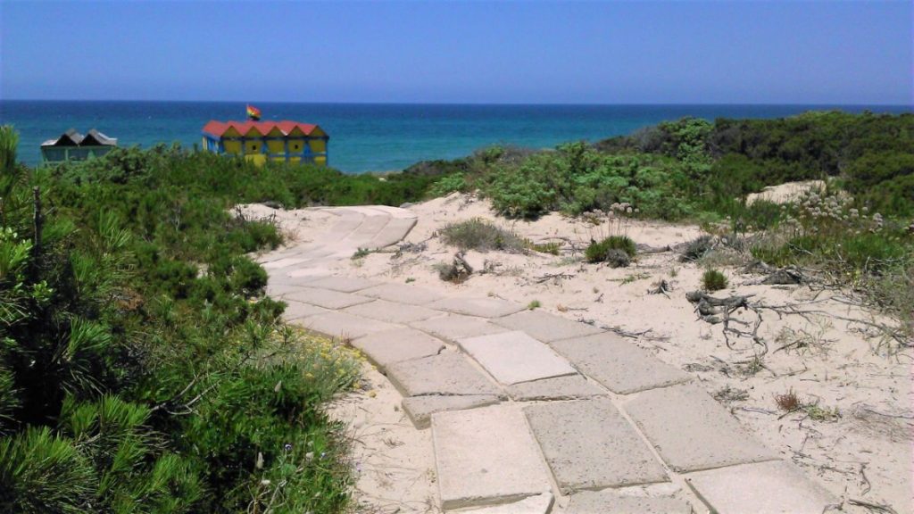 Příchod na pláž hotelu Baia delle Mimose na Sardinii