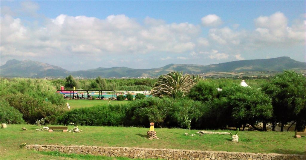 Zelené okolí hotelu Baia delle Mimose na Sardinii