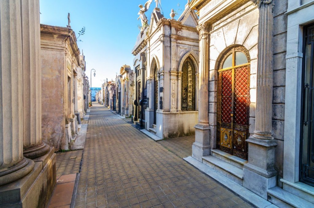 Recoleta, nejdůležitější hřbitov v Buenos Aires, kde je pochovaná Eva Perón, připomíná svou architekturou zmenšeninu města.