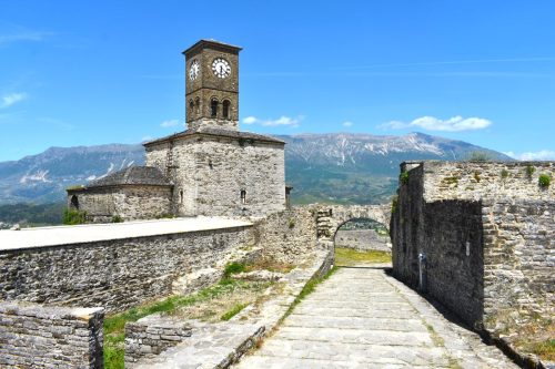 Středověký hrad Gjirokastër vás přenese do časů osmanské říše i středověkých vládců