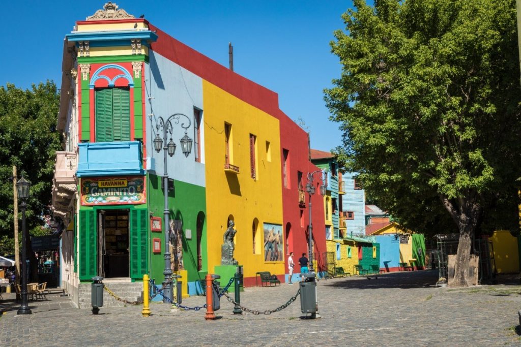 Barevné domky buenosaireské čtvrti La Boca přitahují pozornost mnoha návštěvníků argentinské metropole.