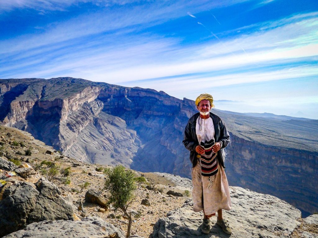 Beduín v oblasti Jebel Shams. Wadí v okolí se říká ománský Grand Canyon.