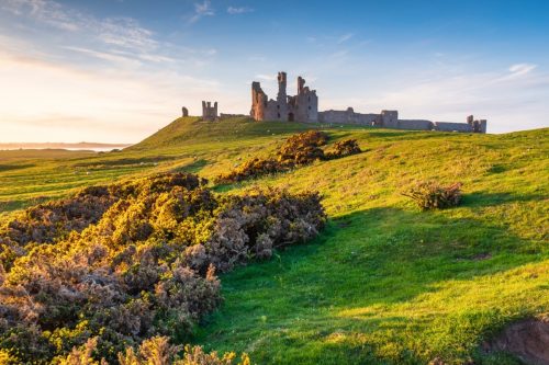 Hrad Dunstanburgh nechal roku 1313 postavit Thomas Lancaster.