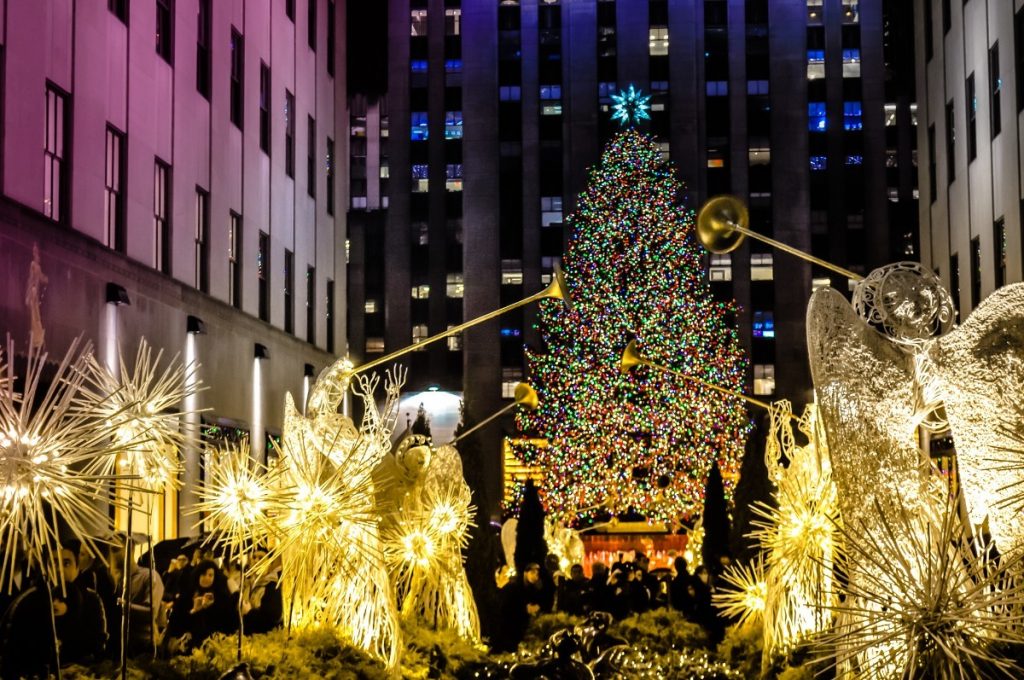 Andělský špalír před stromkem u Rockefeller Centre v New Yorku.