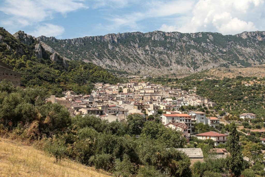 Panorama městečka Civita obklopeného horami.