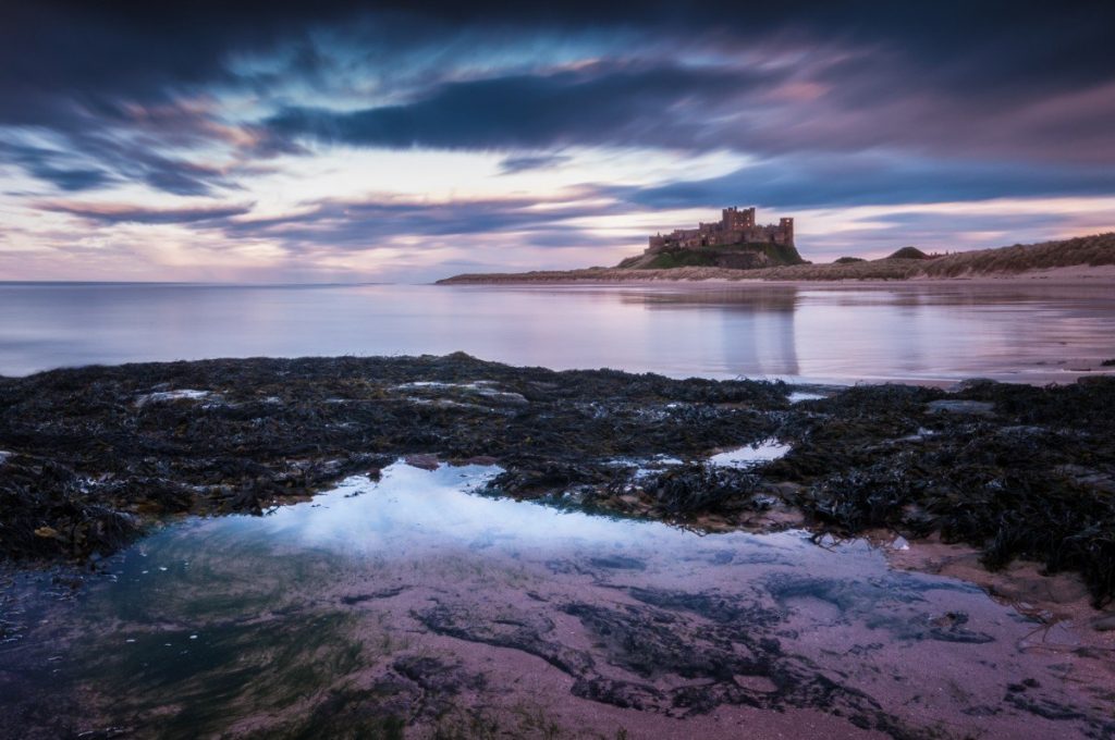 Stmívání nad hradem Bamburgh.