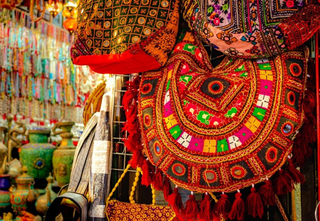 Ručně vyráběné zboží s tradičními vzory na tržišti v Muscatu.