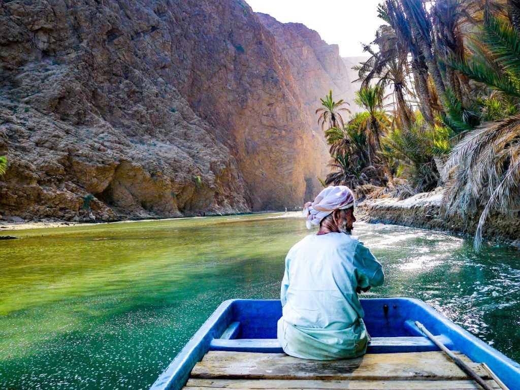 Wadi Shab je klikatá soutěska, která je díky horským pramenům po celý rok zelená a plná lagun.