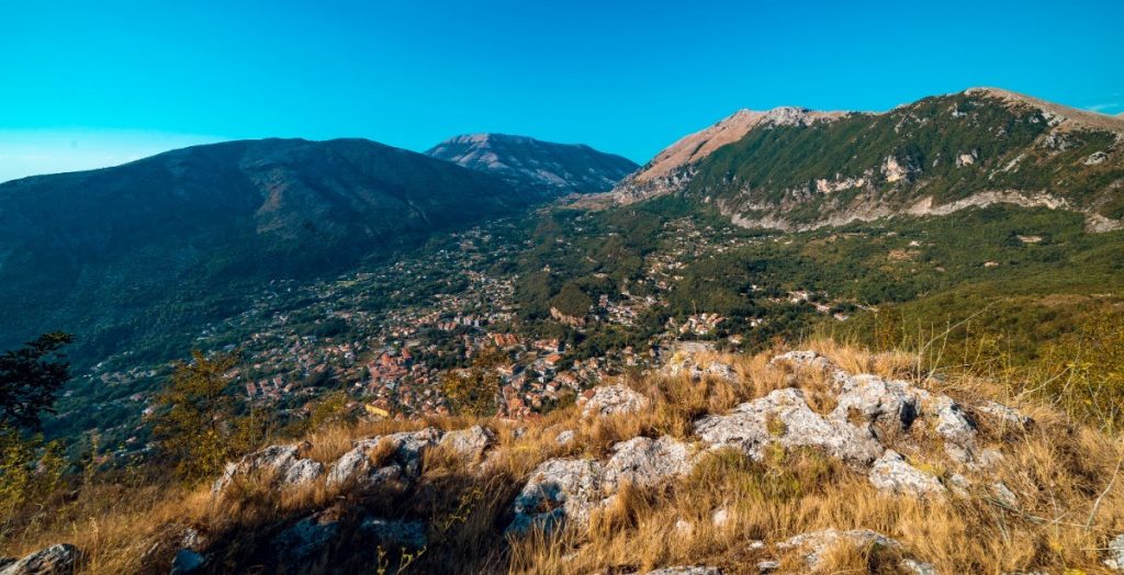 Lidská obydlí jsou pod strmými horami rozsypaná jako krabičky od sirek.