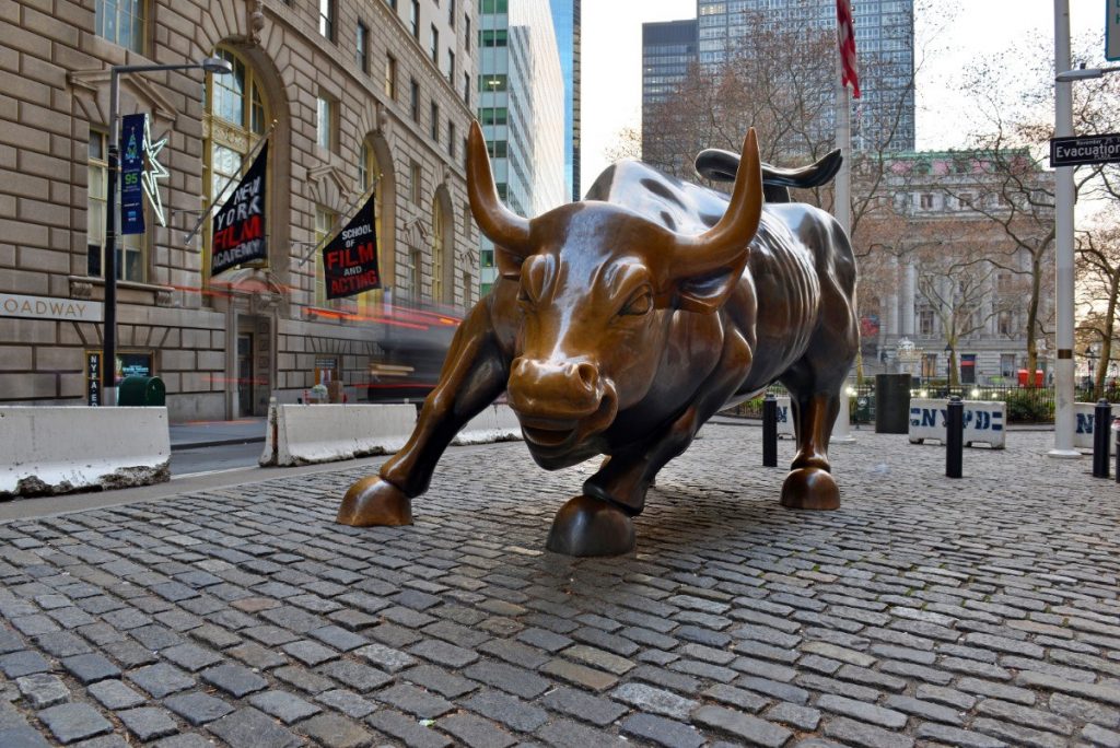 Ikonická socha býka pádícího po Wall Street.