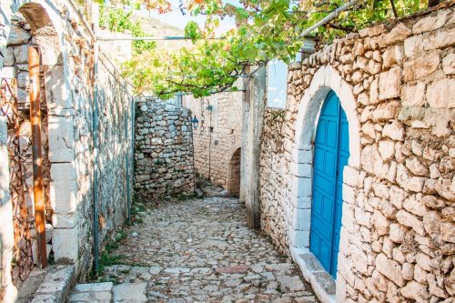 Cesta typickou kamennou uličkou s původními domky k hradu Himara