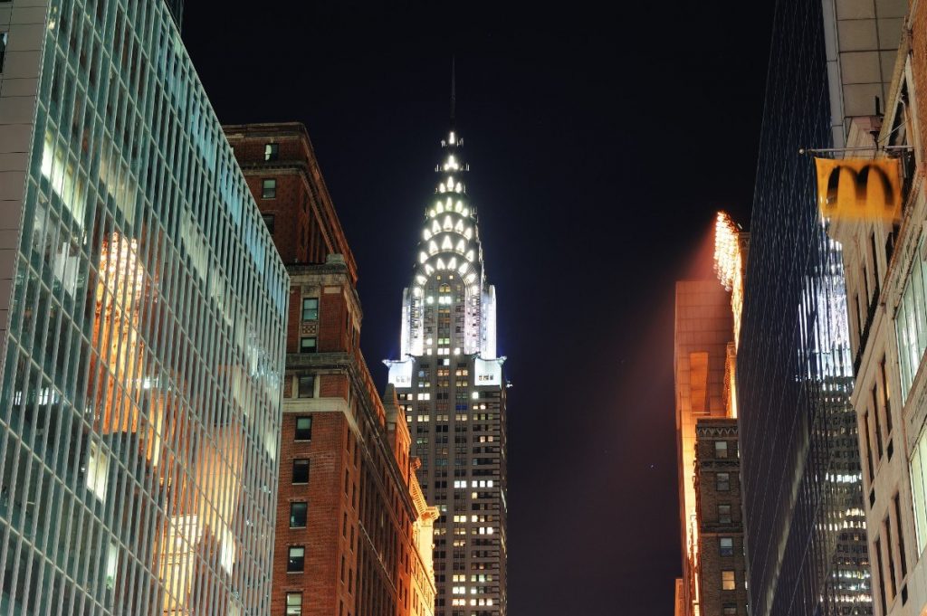 Osvětlená budova Chrysler Building přidává New Yorku ještě více vánoční atmosféry.