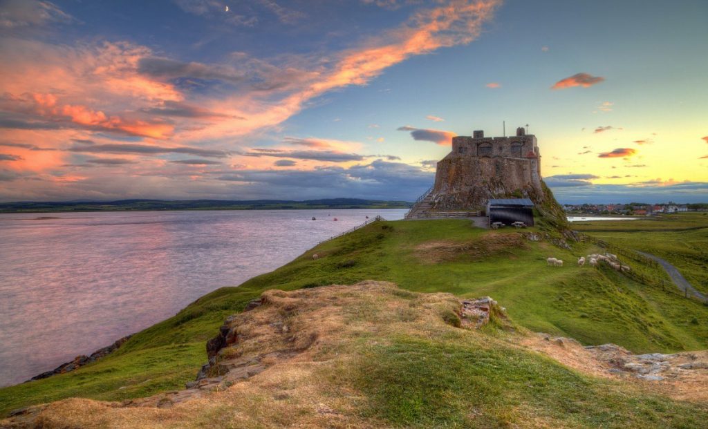 Středověký hrad Lindisfarne.