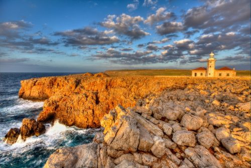 Ikonických majáků je na Menorce několik, zrovna jako tento maják Punta Nati.