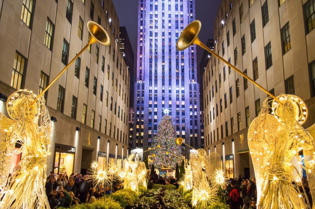 Jedna z nejslavnějších newyorských vánočních dekorací - andělé u Rockefellerova centra.