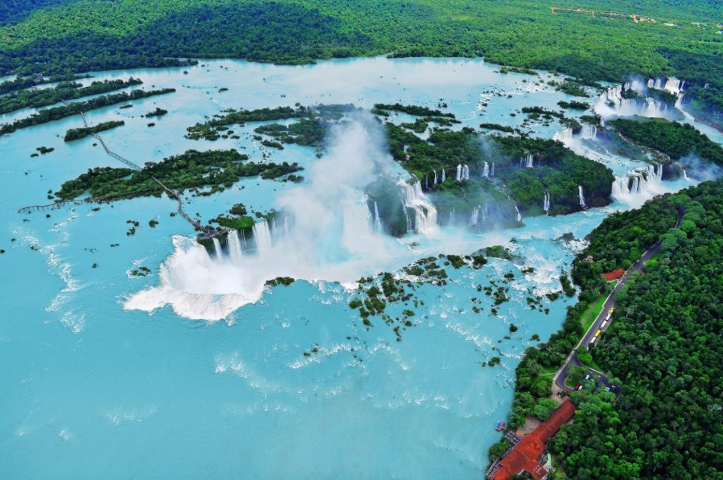 Iguaçu, tento největší systém vodopádů je tvořen 270ti vodopády a leží na hranici mezi Brazílií a Argentinou.