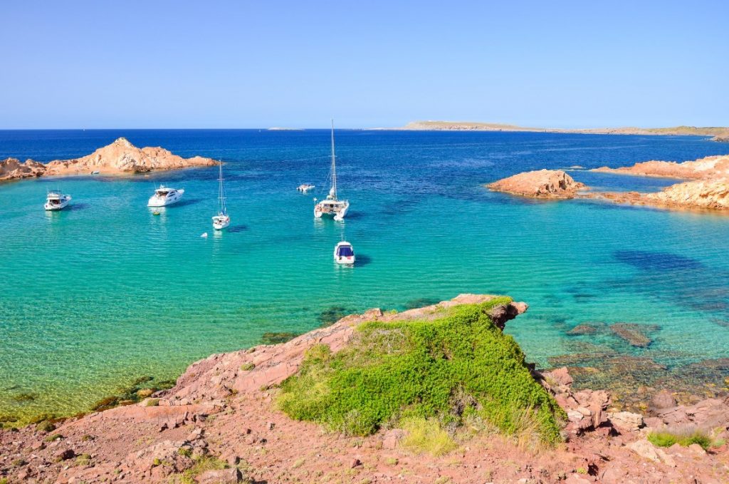 Na Menorce najdete pláže mnoha barev.