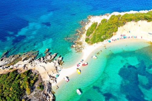 V letovisku Ksamil s jeho bílými plážemi, ostrůvky a tyrkysovým mořem budete mít pocit, že jste se ocitli na Maledivách