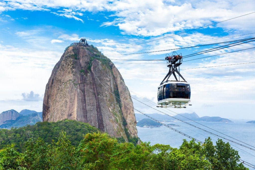 Na jeden ze symbolů Rio de Janeira horu “Pão de Açúcar” (Cukrová homole) se s námi dostanete pohodlně lanovkou.