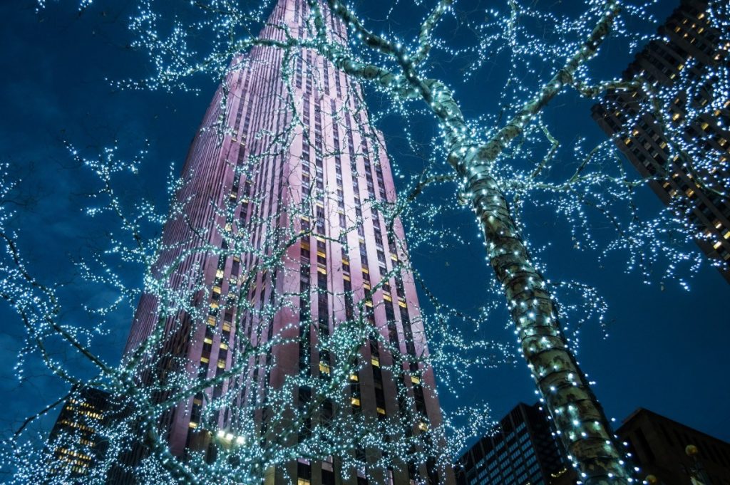 Světelné vánoční dekorace na Manhattanu.