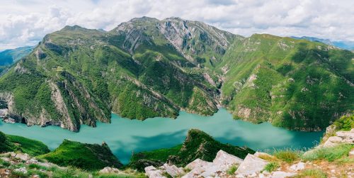 Vodní nádrž Komani sevřená horskými svahy Albánských Alp v severní Albánii.
