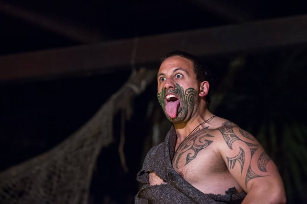 Ukázka tradičního maorského představení.