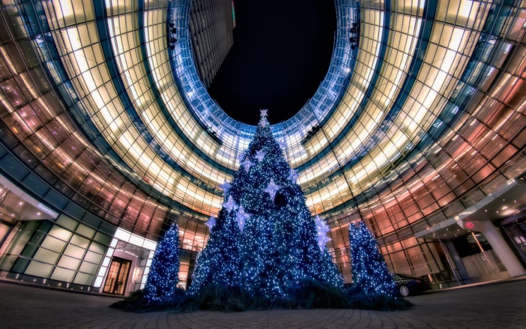 Budova Bloomberg Building se svým vánočním stromem.