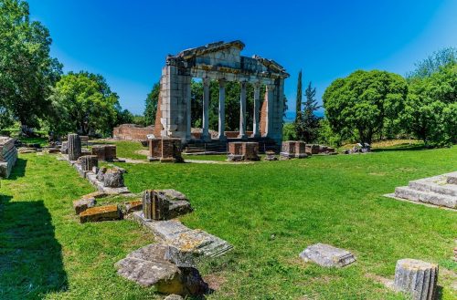 Dochované sloupy a ruiny chrámů v Apollonii připomínají někdejší slávu města, které bylo centrem vzdělanosti už v době starověkého Říma