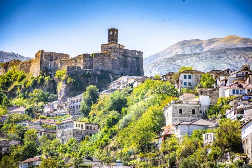 Gjirokastra se pyšní velkou citadelou s dominantní hodinovou věží, která se majestátně tyčí nad městem