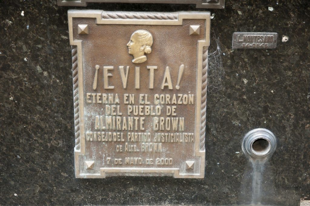 Pamětní deska na hřbitově Recoleta v Buenos Aires je vzpomínkou na zbožňovanou Evitu.