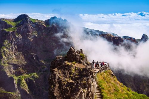 Vyhlídka Pico do Arieiro s panoramatem horských štítů Madeiry nad mořem mraků.
