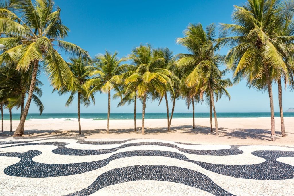 Nejznámější pláž Rio de Janeira - Copacabana.