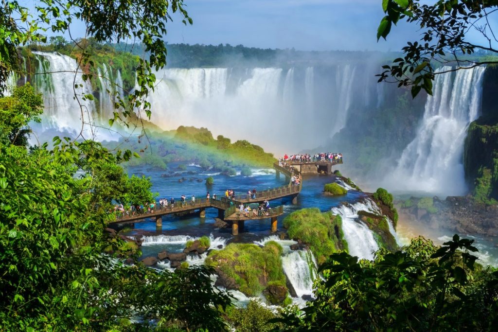 Iguaçu, tento největší systém vodopádů je tvořen 270ti vodopády a leží na hranici mezi Brazílií a Argentinou.