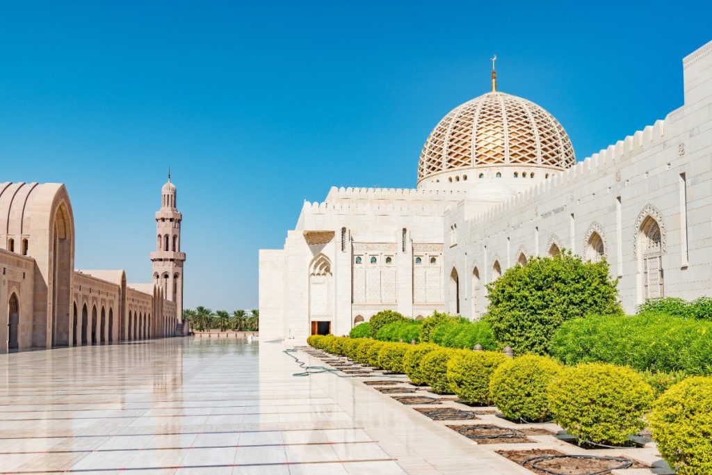 Mešita sultána Qaboose v Muscatu je jednou z nejimpozantnějších staveb země.