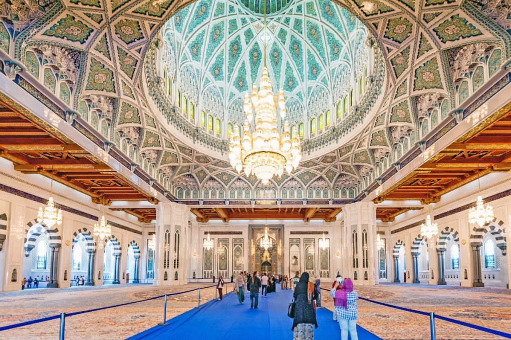 Interiér mešity sultána Qaboose v Muscatu zdobí překrásný křišťálový lustr a jeden z největších tkaných koberců světa.