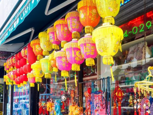 Newyorská Čínská čtvrť září mnoha barevnými lampiony.