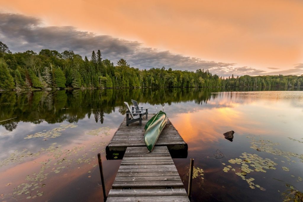 Turistická oblast Haliburton Highlands v provincii Ontario.