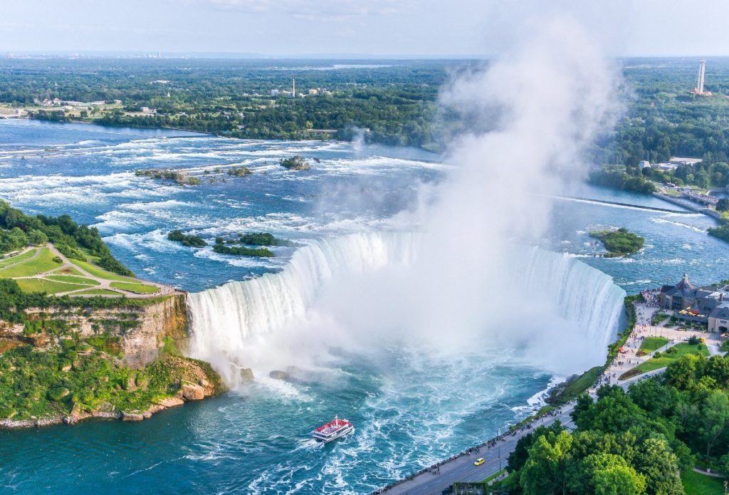 Niagarské vodopády jsou přírodním zázrakem na hranicích USA a Kanady.