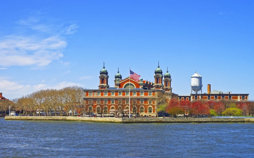 Pohled na newyorský Ellis Island.