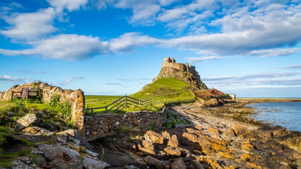 Hrad Lindisfarne se nachází na malém ostrůvku Holy Island.