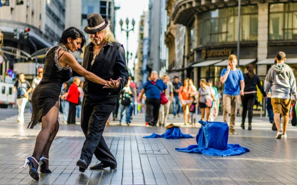 Tango se tančí v Buenos Aires snad úplně všude. Přidáte se také během našeho poznávacího zájezdu také?