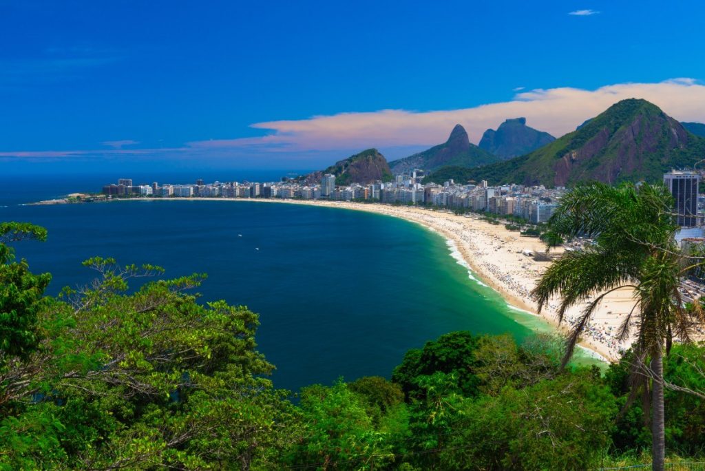 Nejznámější pláž Rio de Janeira - Copacabana.