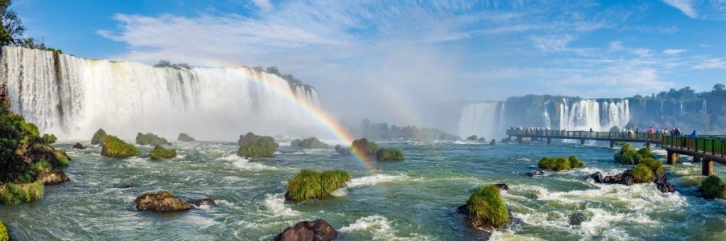 Iguaçu, tento největší systém vodopádů je tvořen 270ti vodopády a leží na hranici mezi Brazílií a Argentinou.