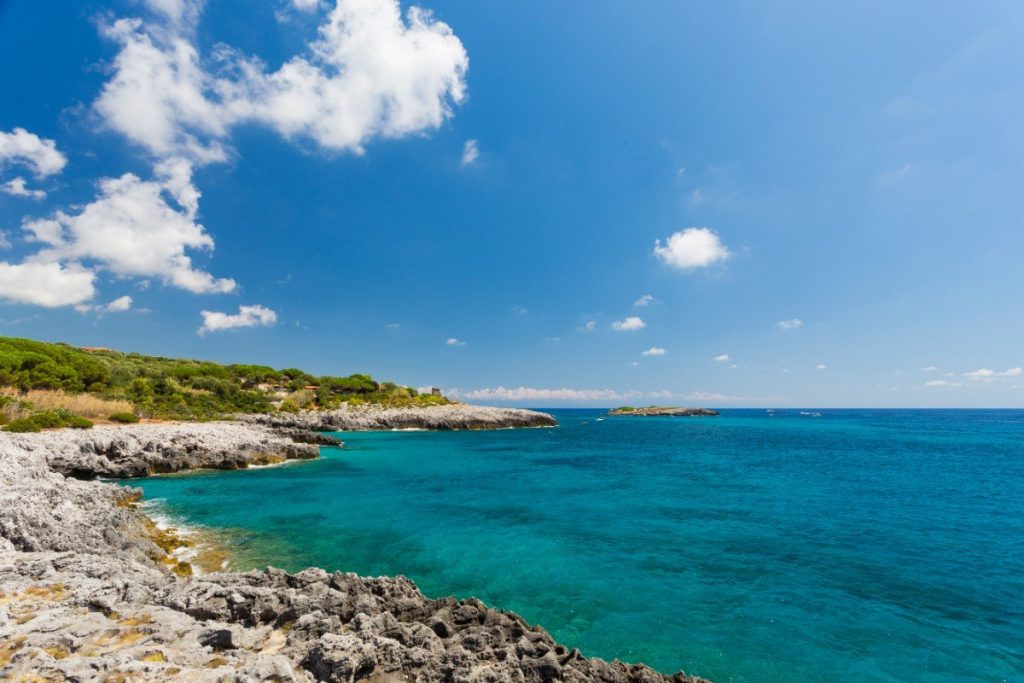 Azurově modré moře u městečka Marina di Camerota.